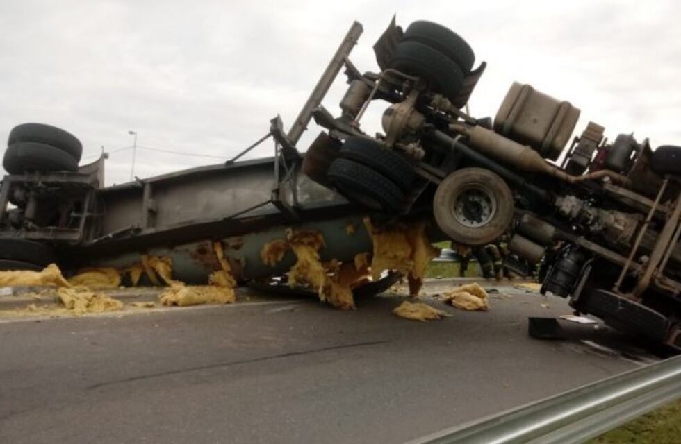 Impactante vuelco en Circunvalación de un camión cargado de grasa líquida