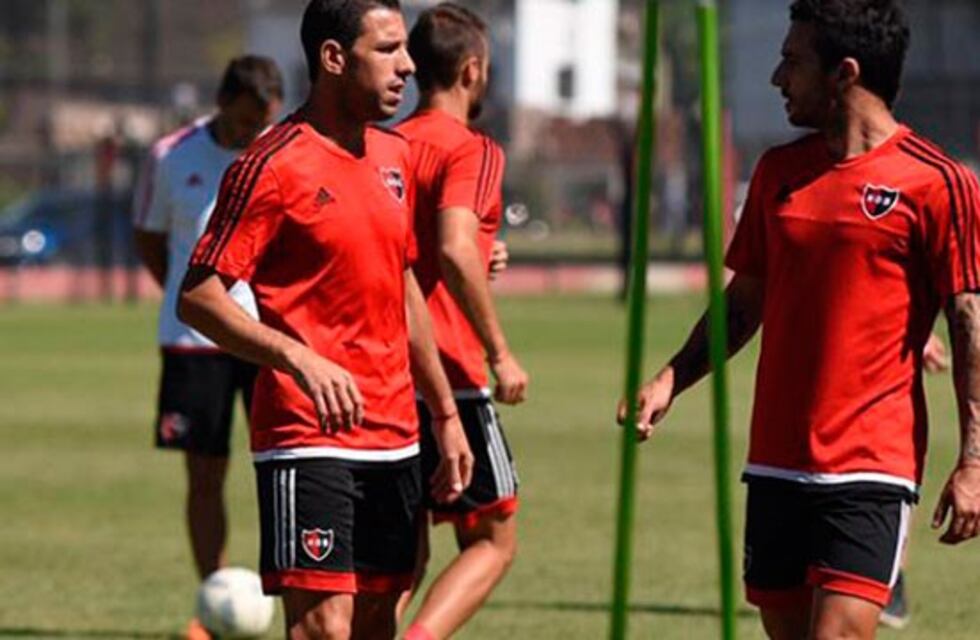 Ajuste en Newell's: el plantel viaja en avión y el cuerpo técnico en colectivo