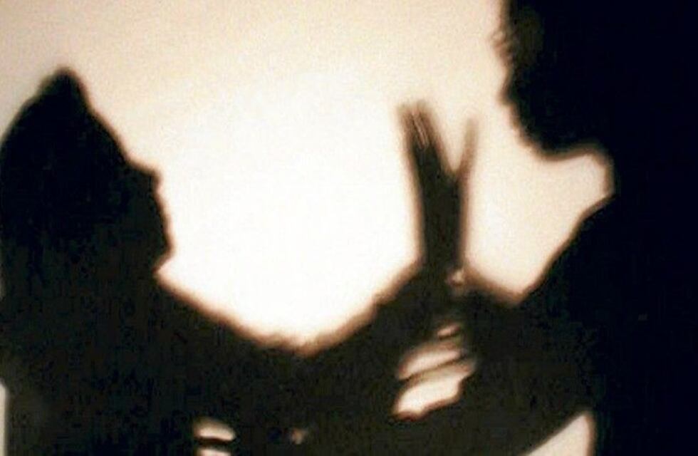 Le dieron una brutal golpiza a una embarazada