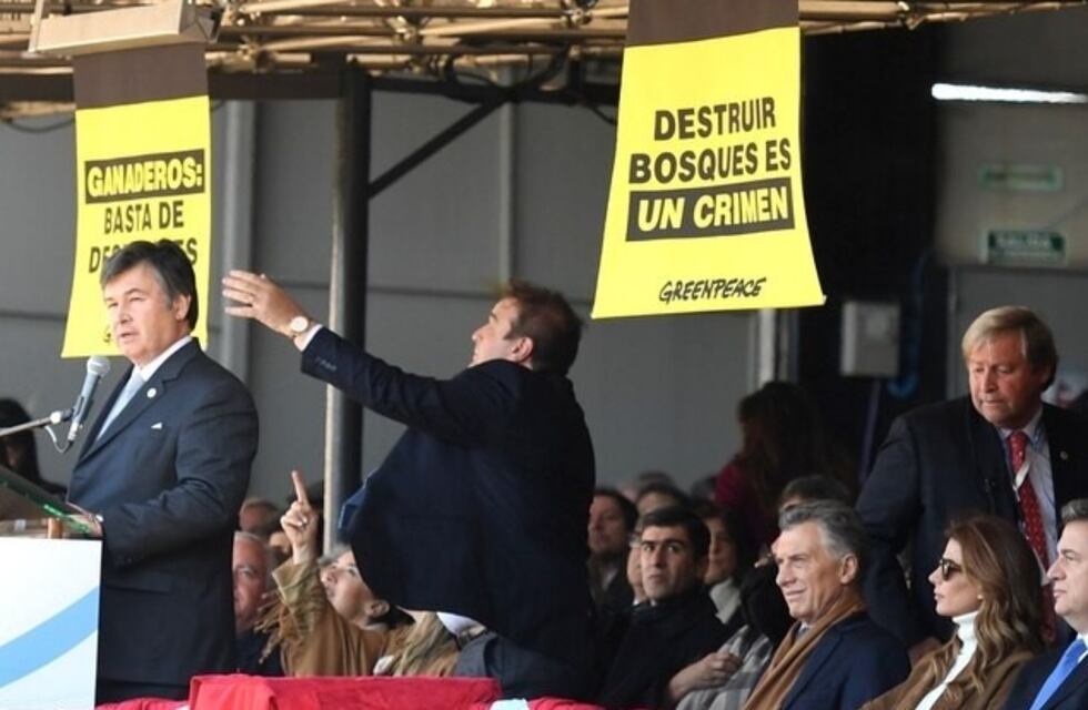 Una protesta de Greenpeace sorteo la seguridad y se 'coló' en la inauguración de la Exposición en La Rural