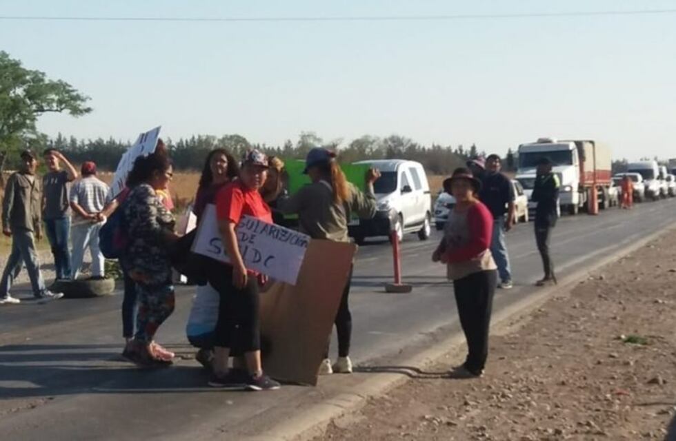 Municipales cortan rutas en La Quiaca y Pampa Blanca
