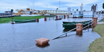 El agua del río Paraguay ya ganó la explanada del puerto\u002E (Foto: Diario La Mañana)