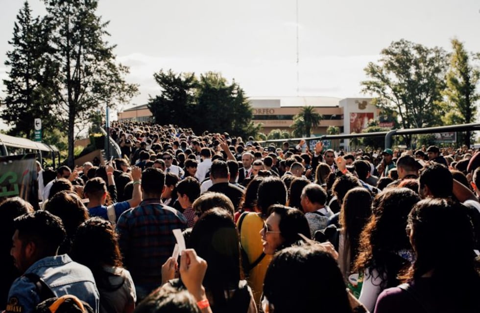 Multitudinaria reunión de jóvenes de la Iglesia Cita con la Vida en el Orfeo