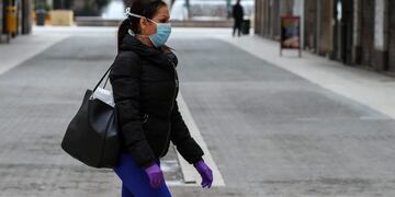 19/03/2020 Imagen de recurso de una mujer con mascarilla por el coronavirus\u002E POLITICA Iván Terrón / Europa Press