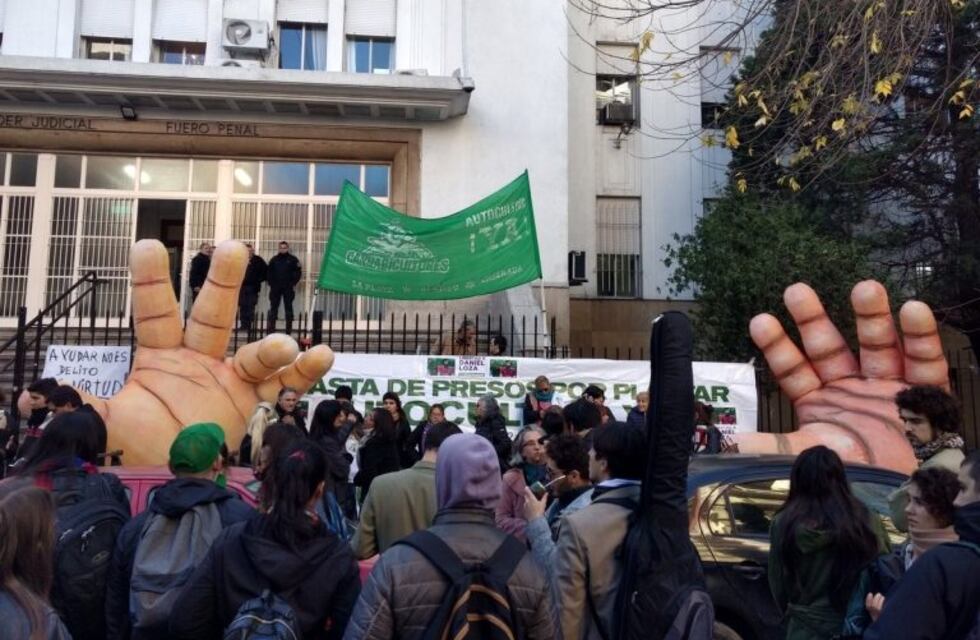 Tras una efusiva marcha, liberaron al cultivador de cannabis detenido en La Plata