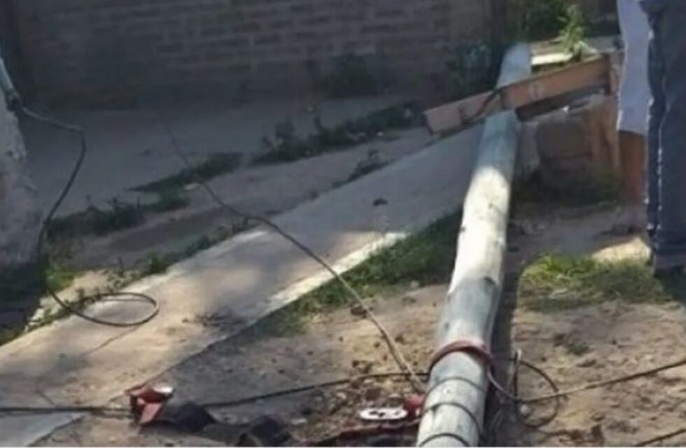 Se le cayó un poste en la cabeza y casi lo mata