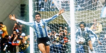 Mario Alberto Kempes, 42 años después de ganar la Copa del Mundo pudo tocarla\u002E (Instagram Mario Kempes)
