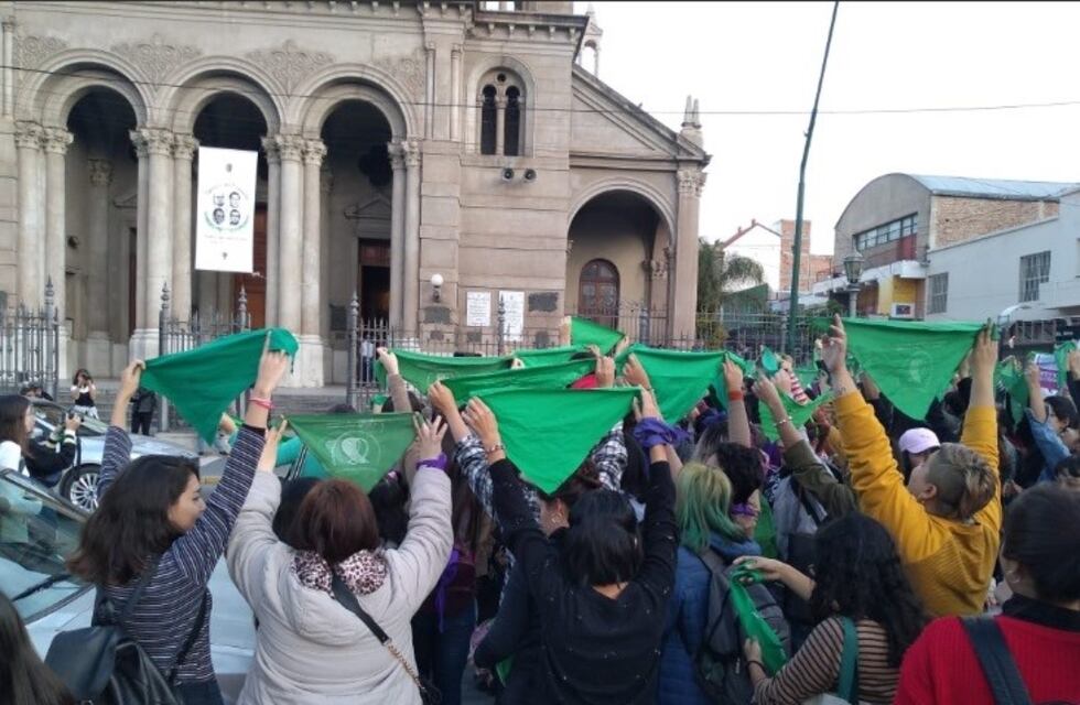 En La Rioja también hubo pañuelazo a favor del aborto