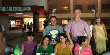 Oscar Herrera Ahuad y el vice Carlos Arce en el Hospital Madariaga con familiares de los enfermos\u002E (Gobierno de Misiones)