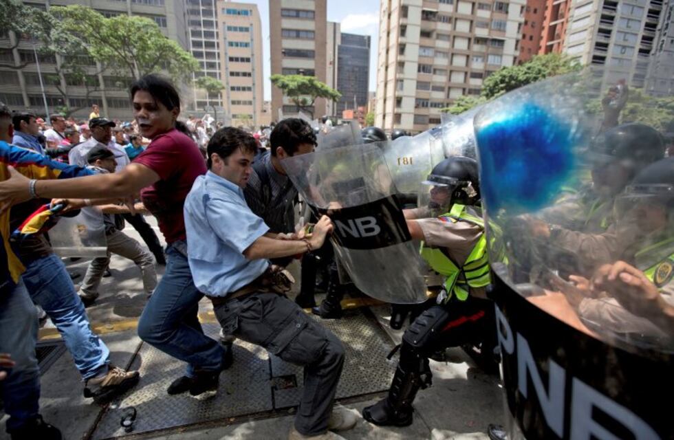 Nueve heridos, uno de bala, durante una marcha opositora en Caracas