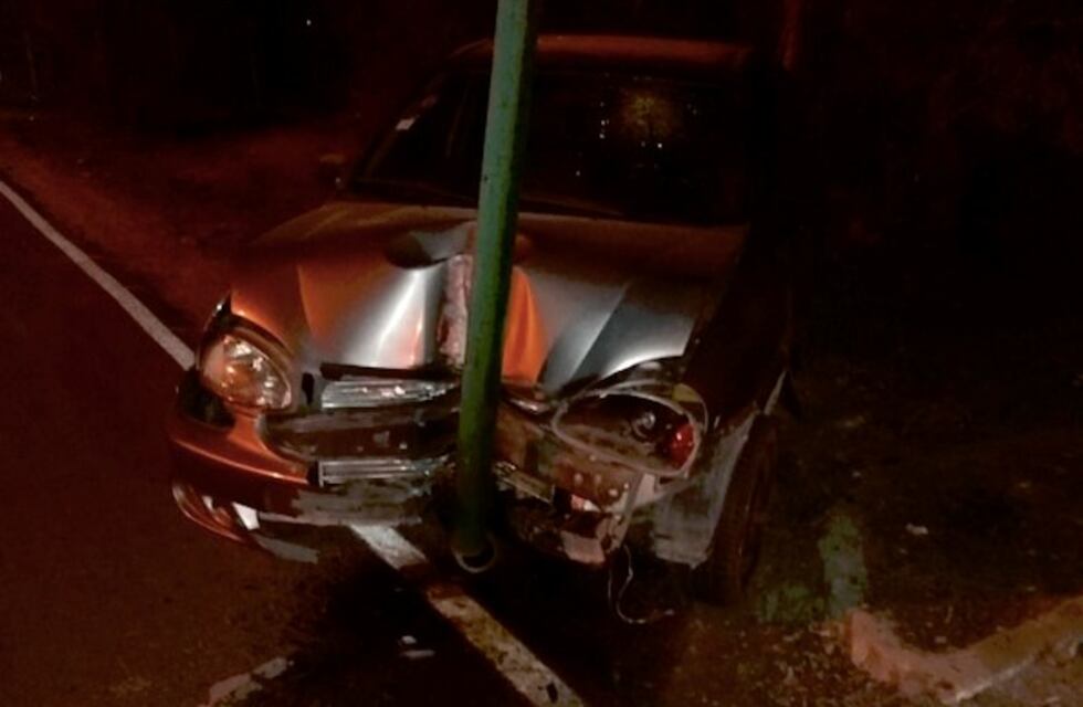 Un auto se incrustó contra un poste en San Antonio