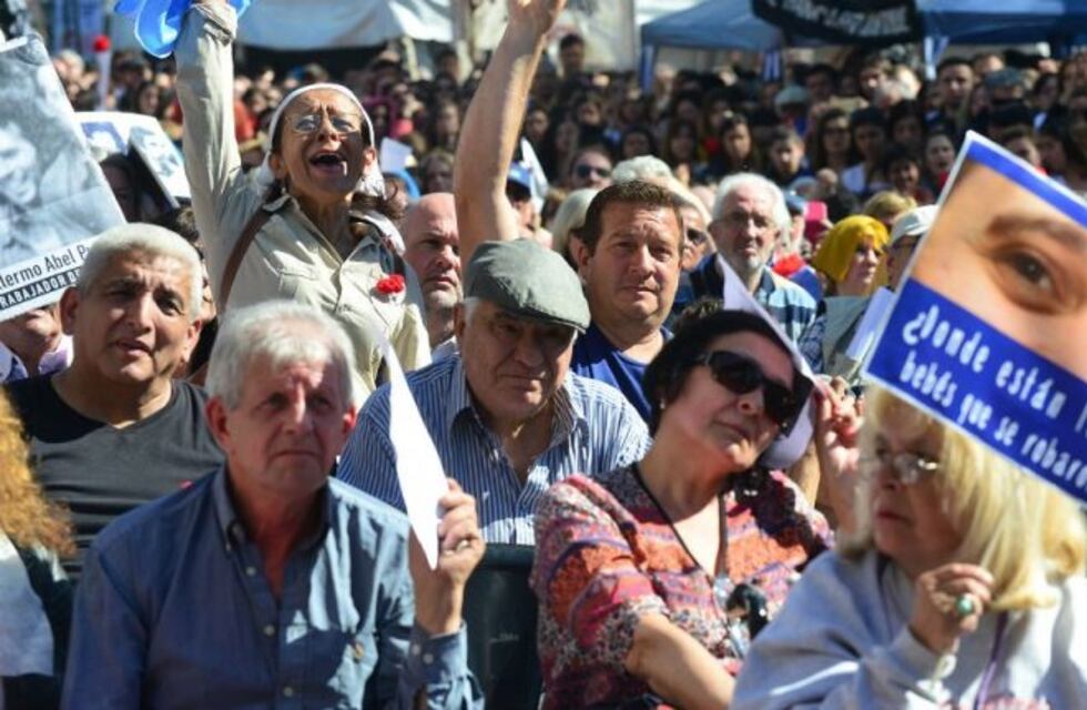 24 de marzo: muestra fotográfica en La Perla y tres lugares con imágenes para recordar