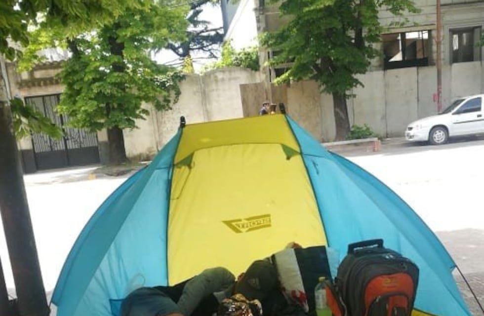 Convocan a una marcha en apoyo a la madre tandilense que acampa frente a Tribunales