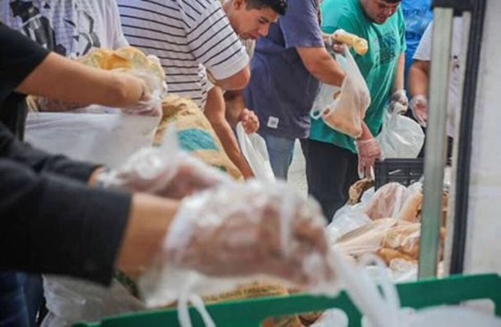 Regalan mil kilos de pan en la plaza Los Pioneros