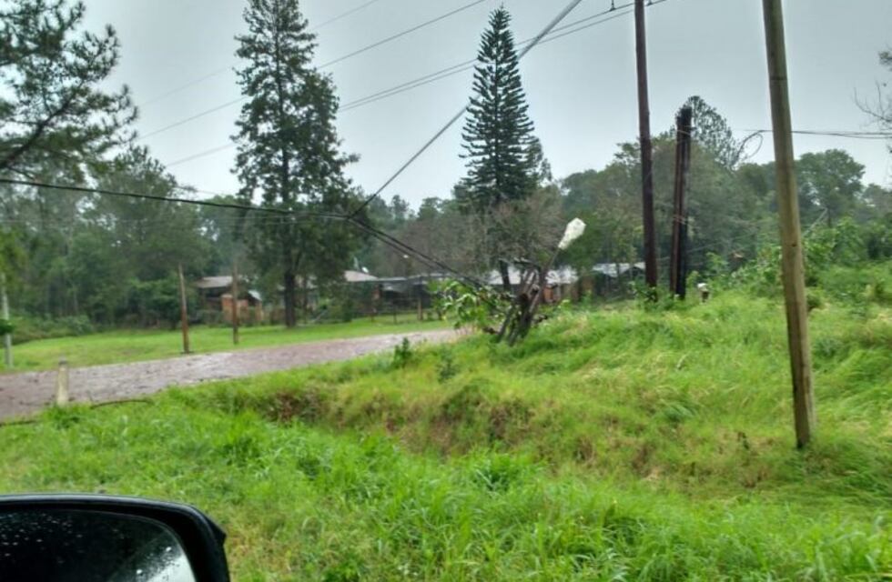 Montecarlo: fuertes ráfagas de viento dañaron el tendido eléctrico de múltiples barrios