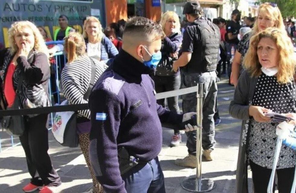 San Juan: prevén 50 mil personas más en la calle por la "cuarentena administrada"