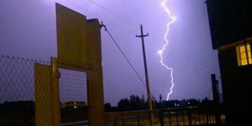 Un incendio que fue controlado por vecinos, y la avería en semáforos, fue el saldo de la tormenta que se desató a las 22 de anoche sobre la ciudad de Malargüe\u002E