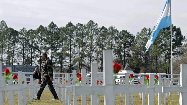 Un excombatiente de la Guerra de Malvinas visita las cruces del cenotafio, ru00e9plica del cementerio de Darwin, Malvinas, al cumplirse 30 au00f1os del fin de la guerra, hoy, jueves 14 de junio de 2012, en Pilar, al norte de Buenos Aires (Argentina). La presidenta argentina, Cristina Fernu00e1ndez, agradeciu00f3 hoy el apoyo de