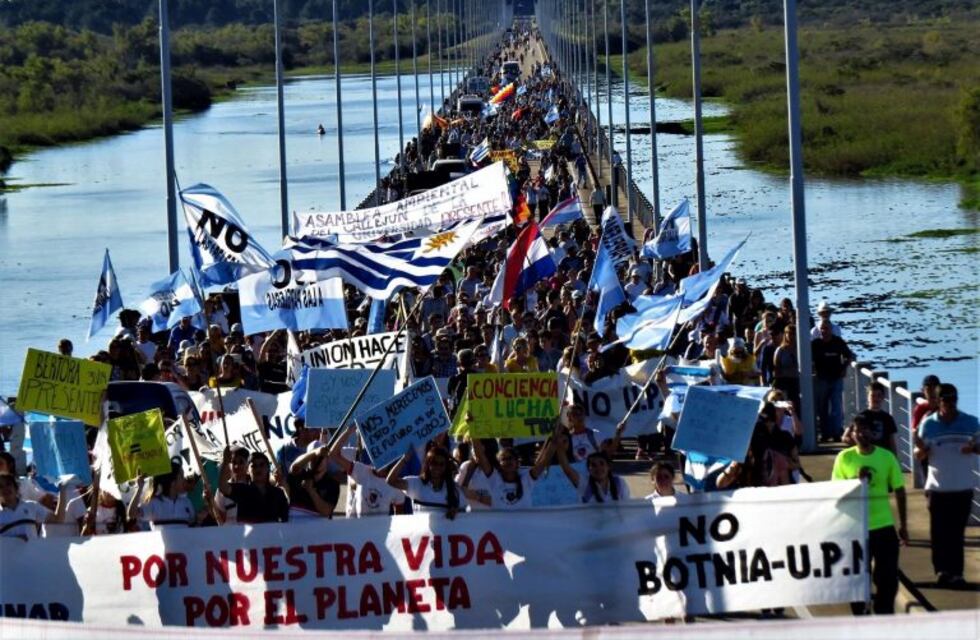 Asambleístas y vecinos vuelven a marchar repudiando a Botnia UPM