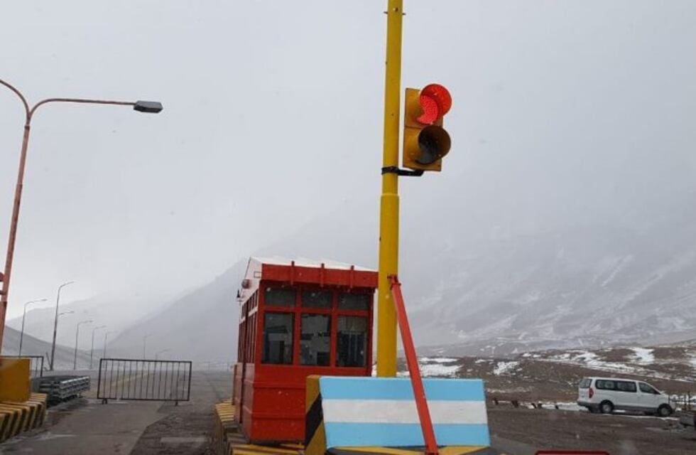 Cerraron el paso Cristo Redentor por intensas tormentas de nieve
