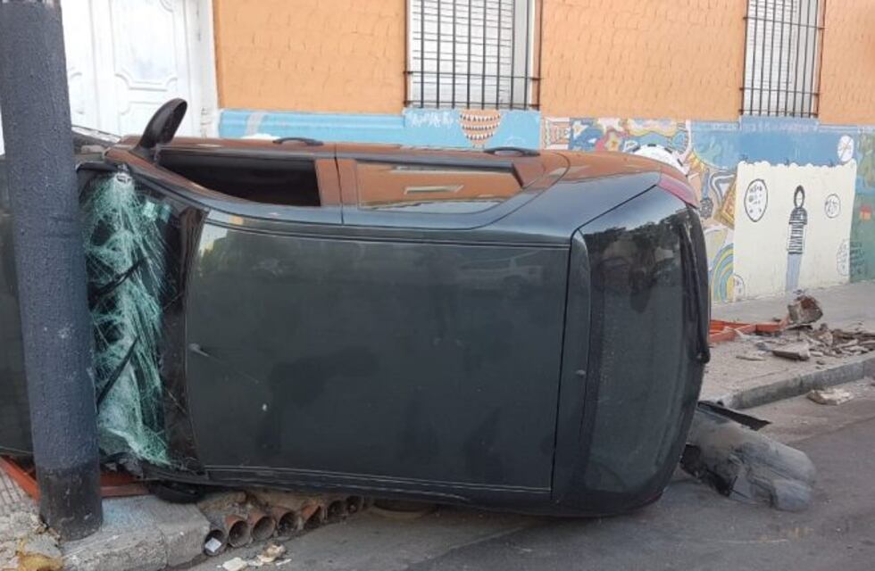 Vuelco y choque en la puerta de una escuela en el centro de Córdoba