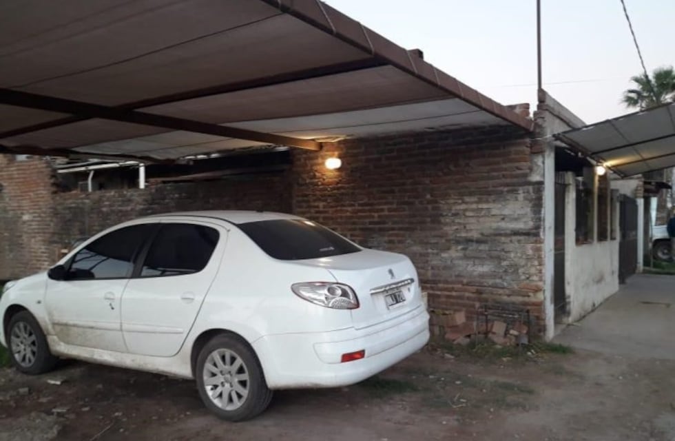 Balearon la casa de una pareja de policías en Santo Tomé cuando llegaban junto a sus hijos