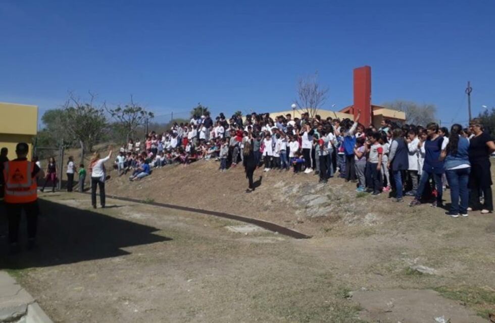 Alta Gracia: Simulacro de incendio y evacuación en la Escuela Santiago de Liniers