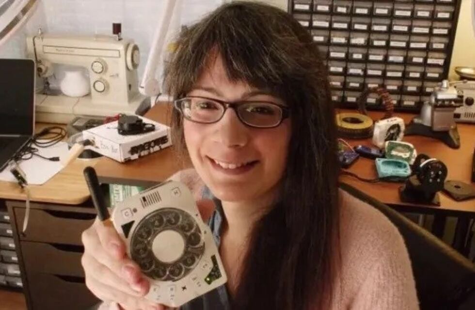 Una mujer fabricó un original teléfono celular pero con disco giratorio como los antiguos