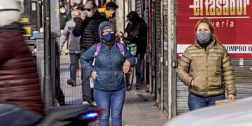 17/07/2020 17 July 2020, Argentina, Buenos Aires: People wear face masks as they walk through a street in the city centre of Buenos Aires\u002E Despite Argentina is facing high numbers of coronavirus cases the government announced a plan to ease the restrictions\u002E Photo: Roberto Almeida Aveledo/ZUMA Wire/dpa POLITICA INTERNACIONAL Roberto Almeida Aveledo/ZUMA Wir / DPA