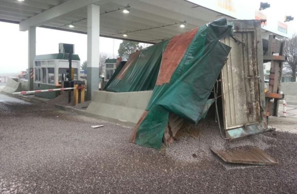 Volcó un camión, cargado con piedra, en las cabinas de peaje Tegua