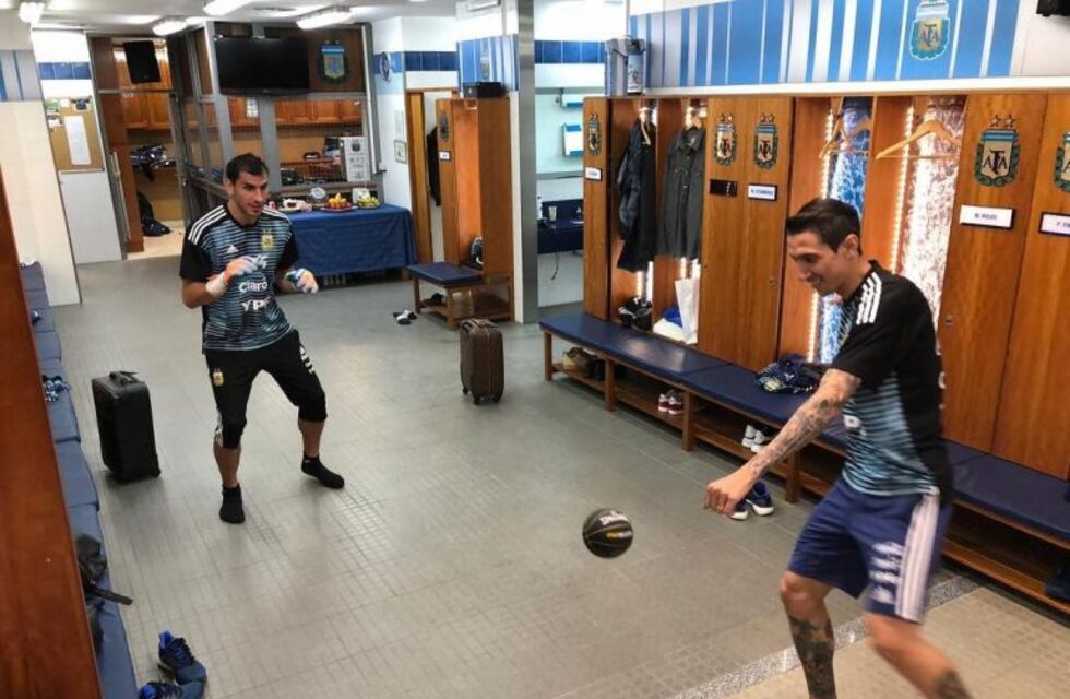 Picadito rosarino en el vestuario: el "Patón" Guzmán y Di María jugaron mano a mano