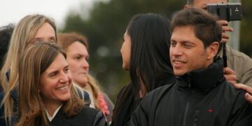 Axel Kicillof y Fernanda Raverta en Santa Clara del Mar\u002E Foto: Macarena Cometti