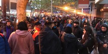 Fanáticos de Fontanet estuvieron toda la noche en la puerta de la Galería Caracol para comprar las entradas\u002E (Twitter)