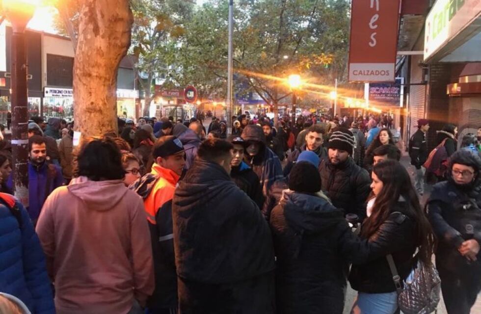 Fanáticos de Patricio Fontanet hicieron fila toda la noche para comprar entradas