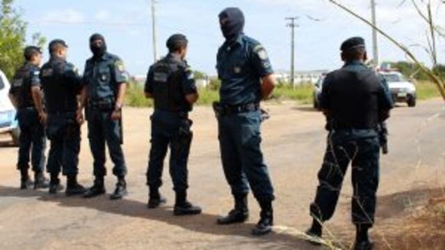La policu00eda brasileu00f1a hace guardia el delante de la Penitenciaria Agru00edcola de la localidad de Monte Cristo en Boa Vista, Brasil. Al menos 33 personas murieron hoy en una nueva masacre en una cu00e1rcel brasileu00f1a.