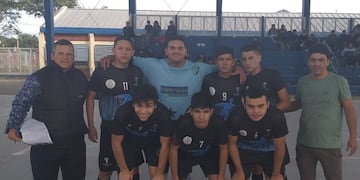 Plantel de CASIL que se mide ante Club Junín en categoría menores de Fu\u002ESa\u002EFor\u002E