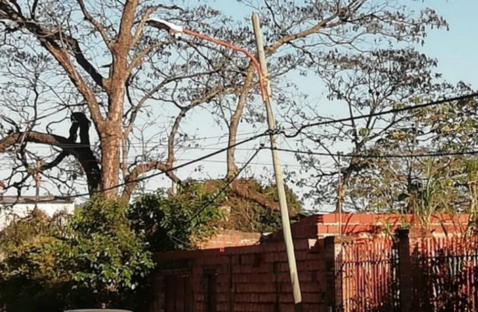 Poste de luz a punto de caerse