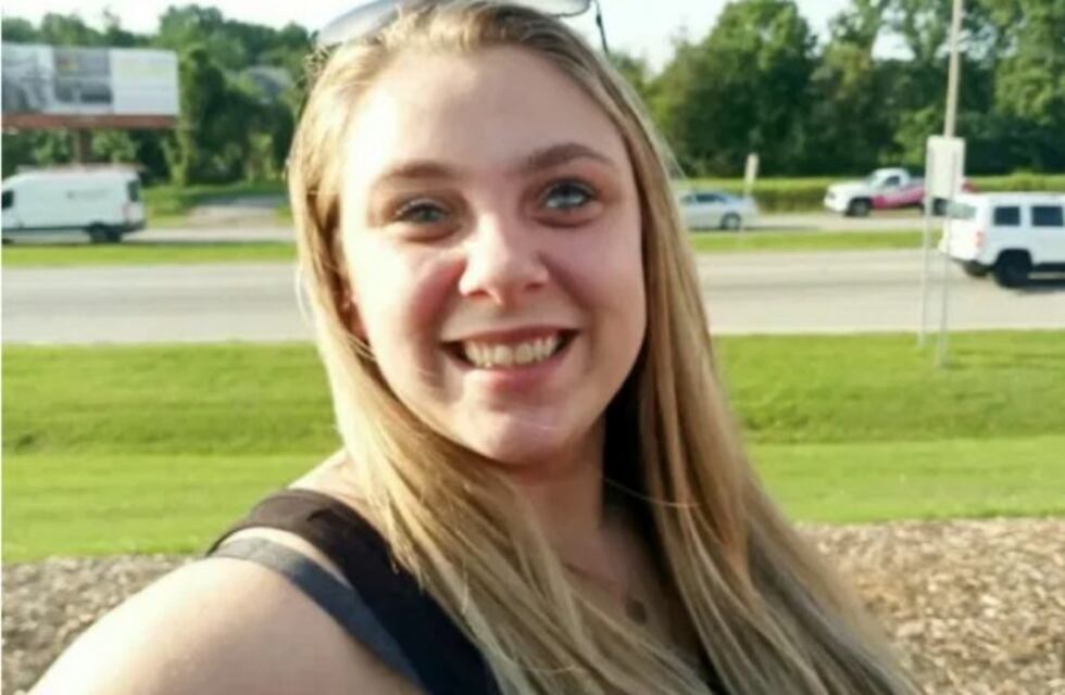 Una joven se arrancó los ojos mientras estaba drogada y luego de dos años recibió una prótesis ocular