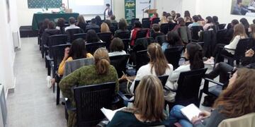 La charla se llevó adelante en UCES Centro, con un gran marco de público (Vía Rafaela)