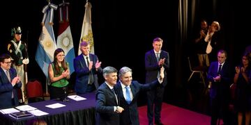 Martín Llaryora asume como nuevo intendente de Córdoba en el Teatro Real\u002E