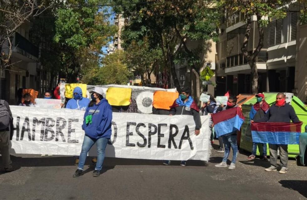 Realizan primera manifestación con corte de calle en Rosario en cuarentena