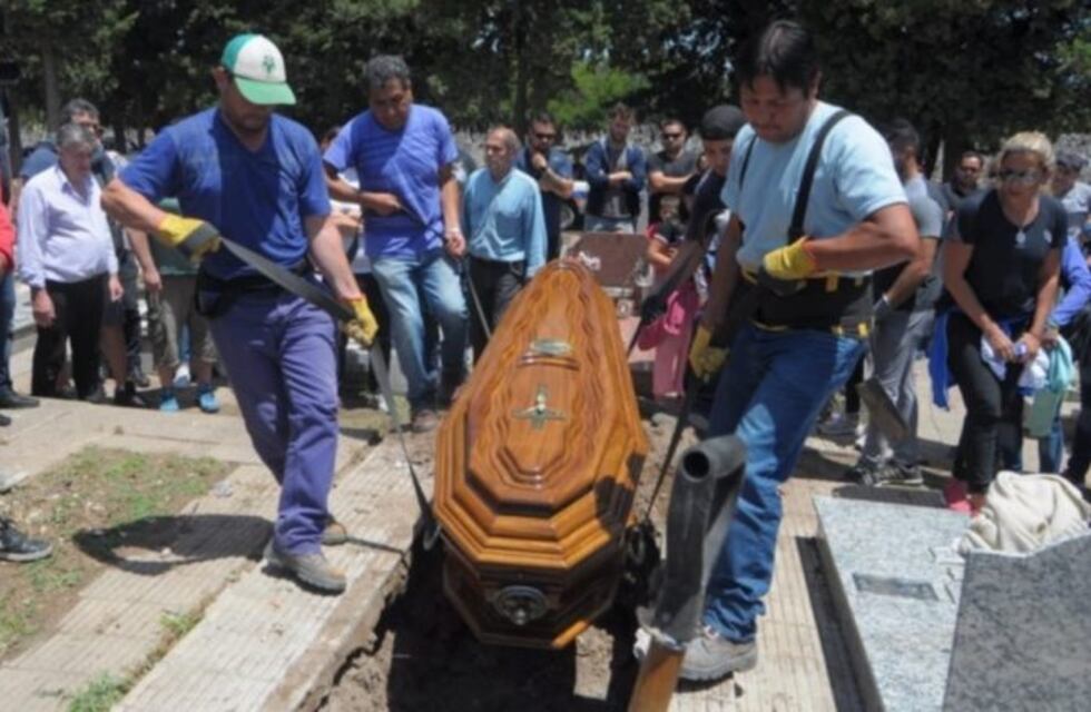 Tras una mañana intensa pudieron despedir a Claudio Apud en el Cementerio local