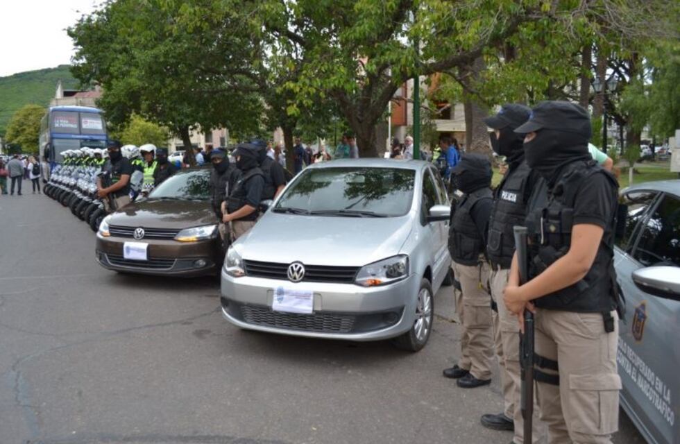 Vehículos incautados al narcotráfico se suman a la policía