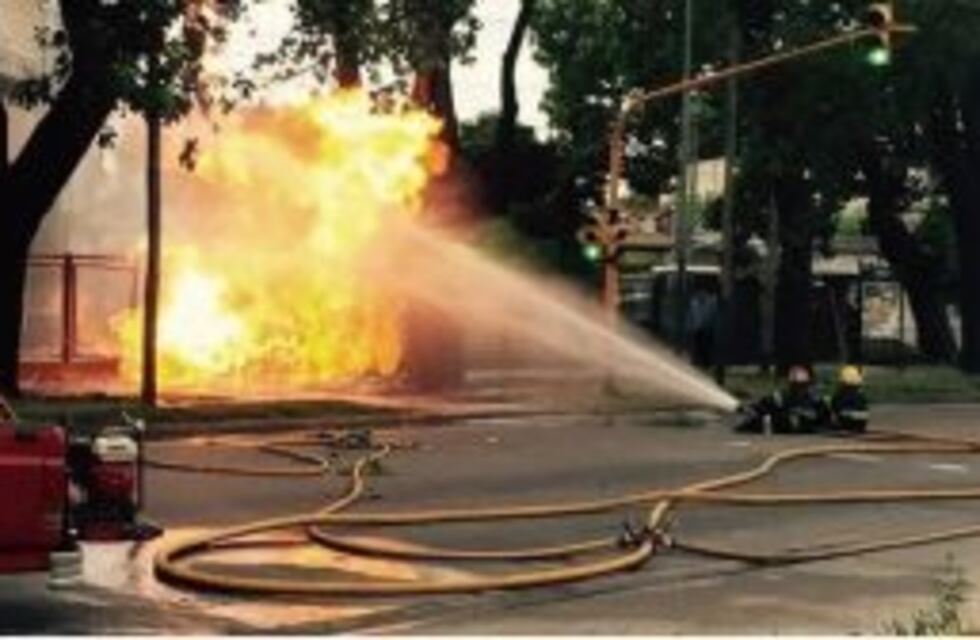 Siete dotaciones de bomberos combaten el incendio de un escape de gas en Adrogué