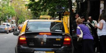 El chofer denunció que el presunto ladrón lo abordó mientras subía una pasajera en el barrio Bella Vista\u002E (Archivo)