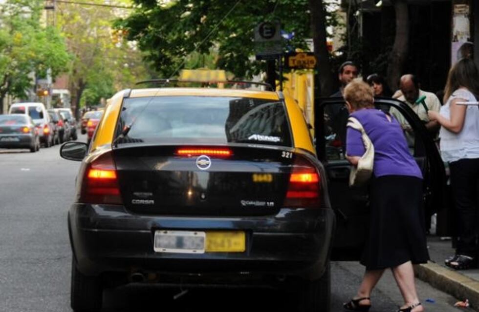 La oposición en el Concejo quiere flexibilizar los requisitos para la renovación de 500 chapas de taxi