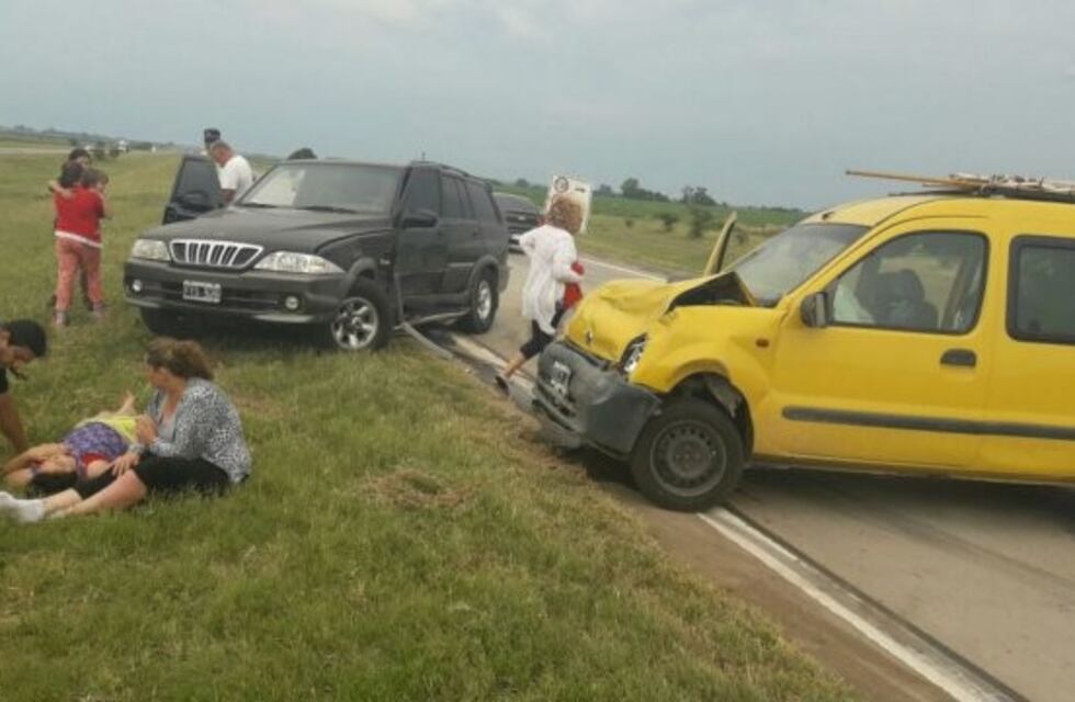 Impactante choque en Autopista Rosario - Córdoba deja al menos dos heridos