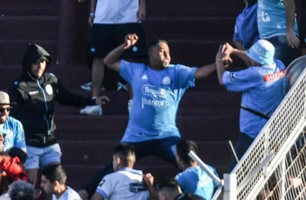 El peor final: hinchas de Belgrano se pelearon en cancha de Lanús