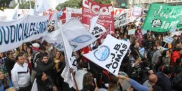 BUENOS AIRES, 26/05/2016, MOVILIZACION DE MEDICOS Y JUDICIALES DE LA PCIA DE BS AS, EN EL OBELISCO. FOTO:DYN/EZEQUIEL PONTORIERO. buenos aires medicos bonaerenses levantan carpa protesta reclamo mejoras salariales protesta medicos carpa obelisco plaza republica