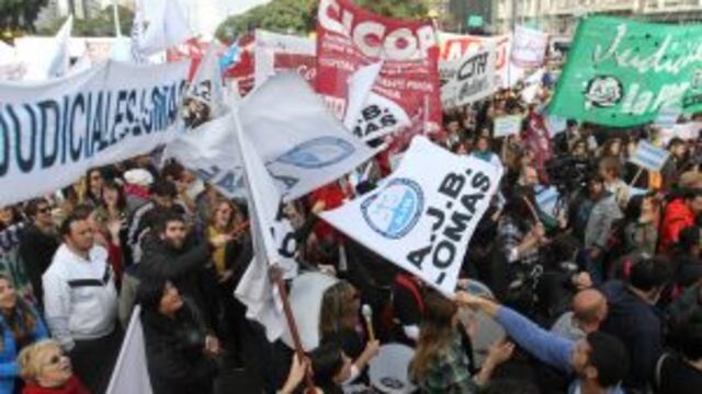 BUENOS AIRES, 26/05/2016, MOVILIZACION DE MEDICOS Y JUDICIALES DE LA PCIA DE BS AS, EN EL OBELISCO. FOTO:DYN/EZEQUIEL PONTORIERO. buenos aires medicos bonaerenses levantan carpa protesta reclamo mejoras salariales protesta medicos carpa obelisco plaza republica